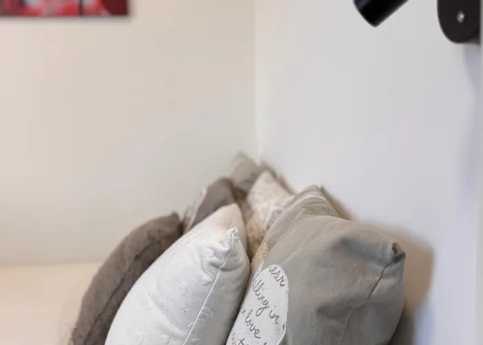 Citylink Nest - Free Garage, Ac & Metro Access Apartment