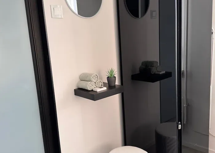 Citylink Nest - Free Garage, Ac & Metro Access Apartment